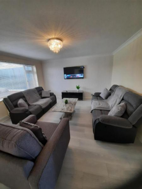 Lovely 4-bed House in Walmley
